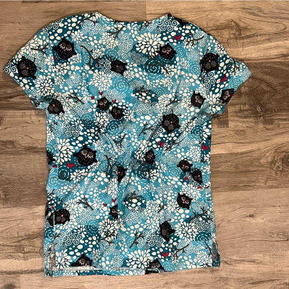 B Women's Scrub Top Size Medium Owls Floral Turquoise White - Picture 2 of 9